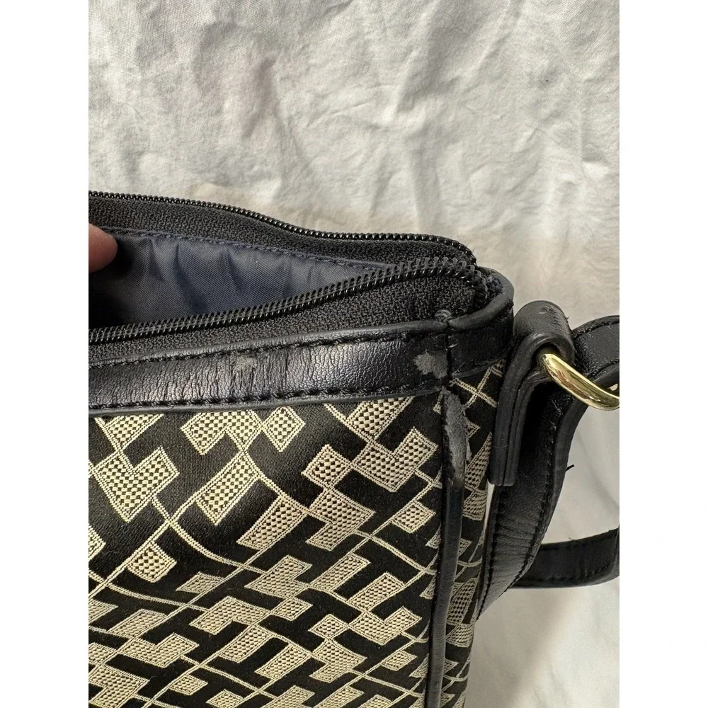 Tommy Hilfiger Purse Brown On Black Crossbody Gold Charm Signature Large Size‎